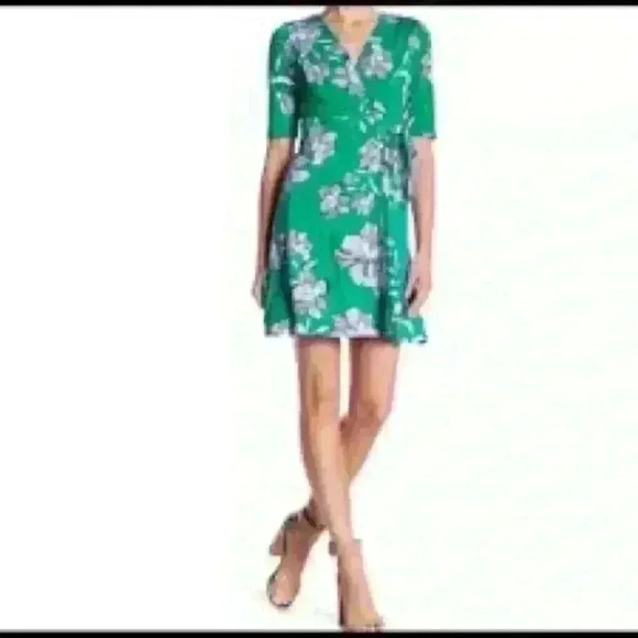 Vince Camuto Kelly Green floral slimming, comfy wash and hang wrap dress-size 8 - Picture 2 of 10